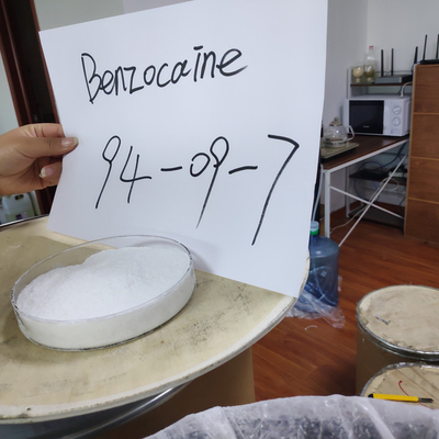 Polvere bianca della benzocaina di CAS 94-09-7 per i prodotti farmaceutici